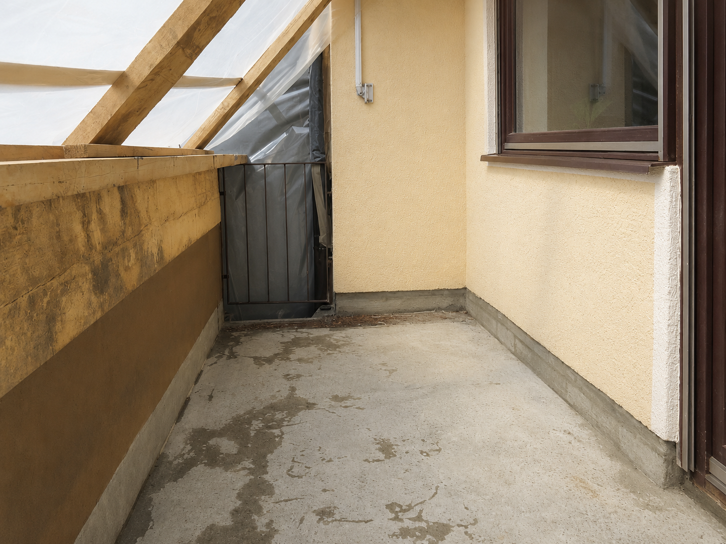 - Die Stemmarbeiten sind erledigt und der Balkon mit einem Witterungsschutz versehen.